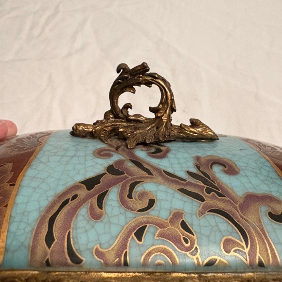 Vintage Blue and Gold Footed Porcelain Trinket Box – Hollywood Regency Style - Picture 3 of 8